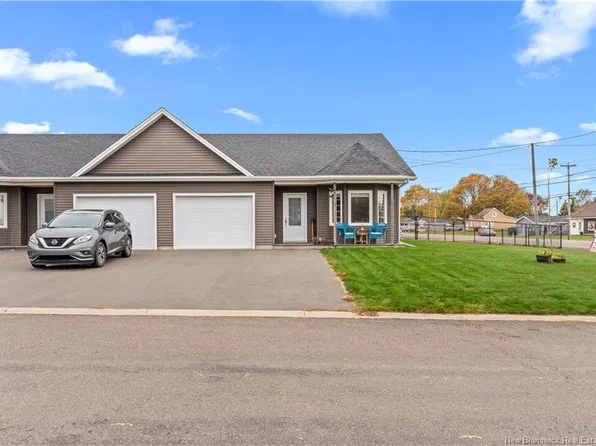 3 Mackinnon St, Beaubassin East, NB E4P 0R6