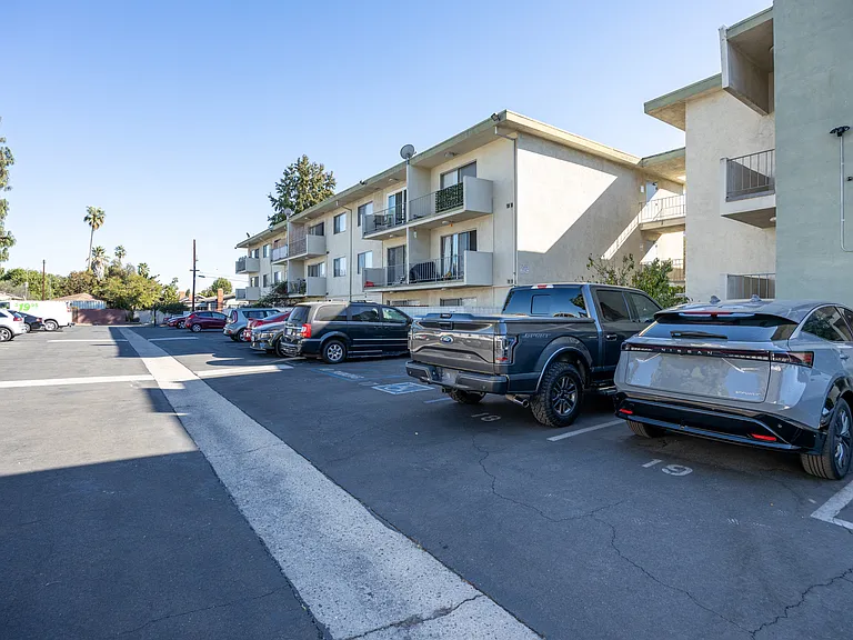 Park Manor Apartments — Photo 4