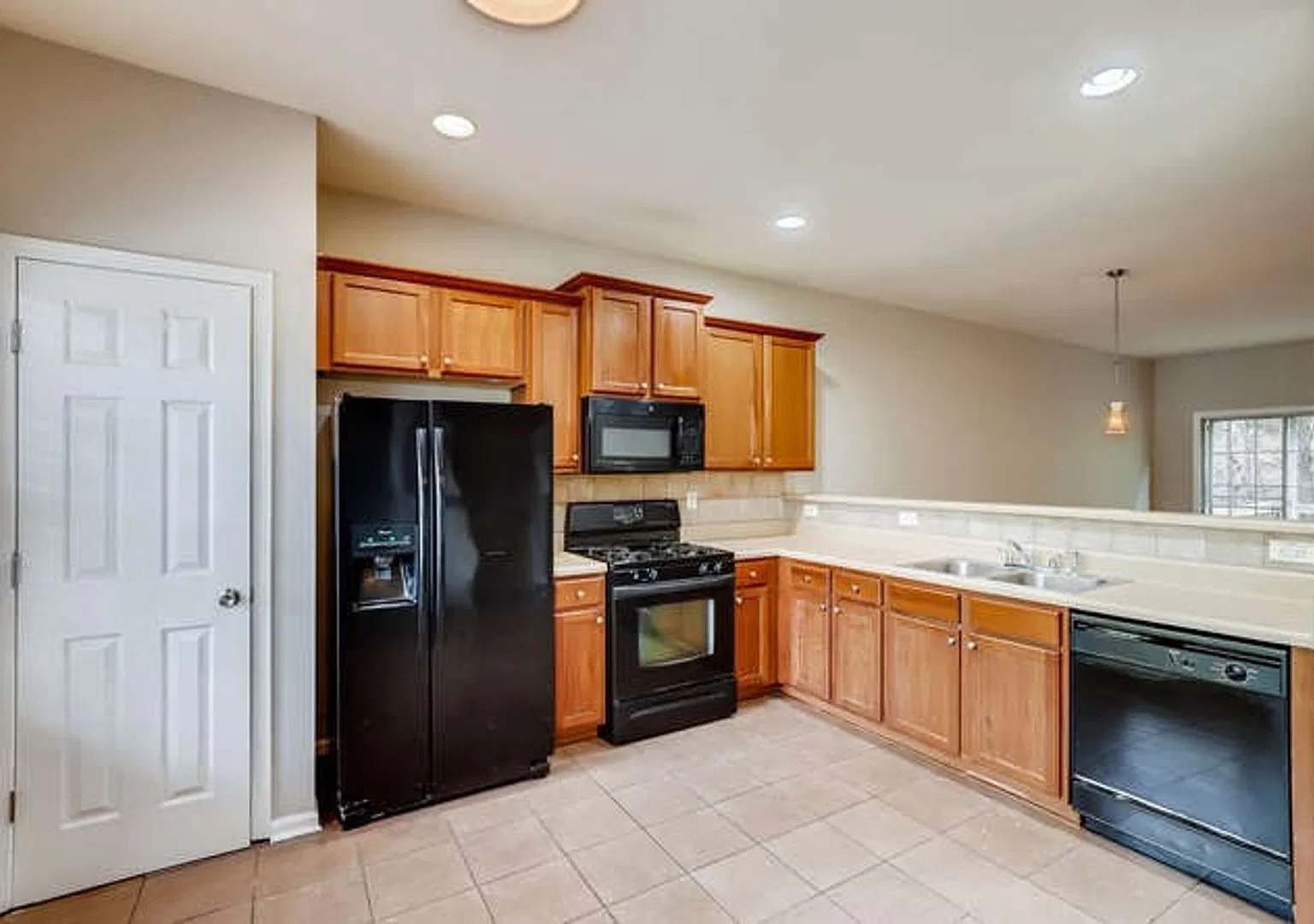3 Story - 4 Bedroom Modern Townhome — Photo 2