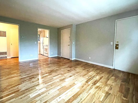4th image of 2424 E Madison St Unit 104