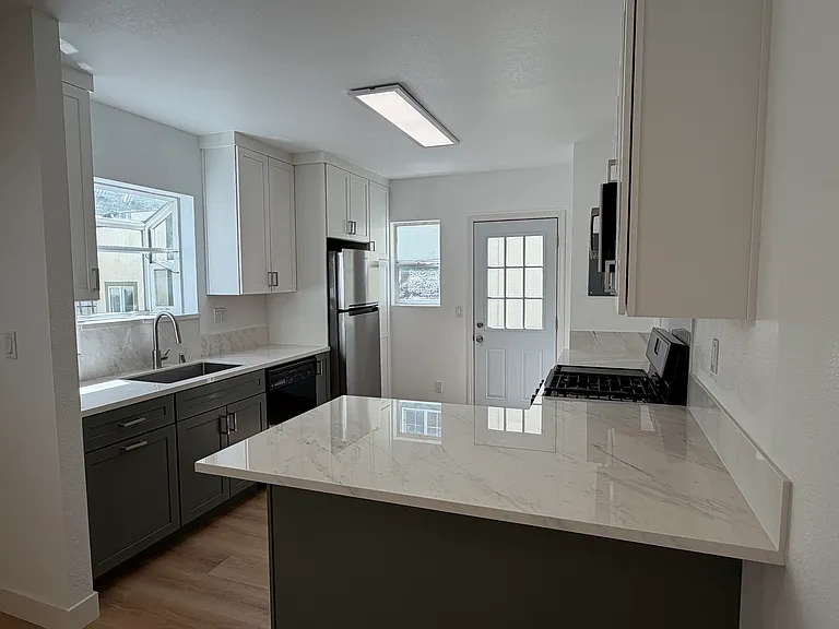 1119 Hopkins Ave — Photo 6