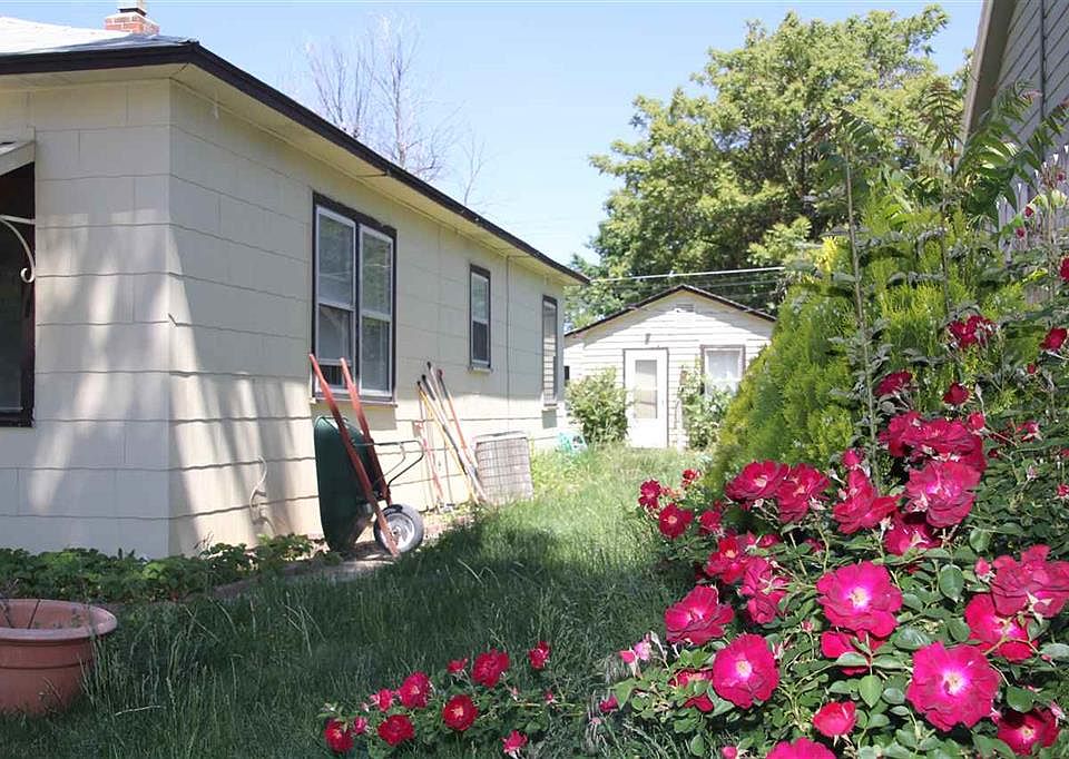 2nd image of 1919 E Maple St