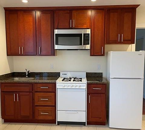 2nd image of 118A Holloway Ave