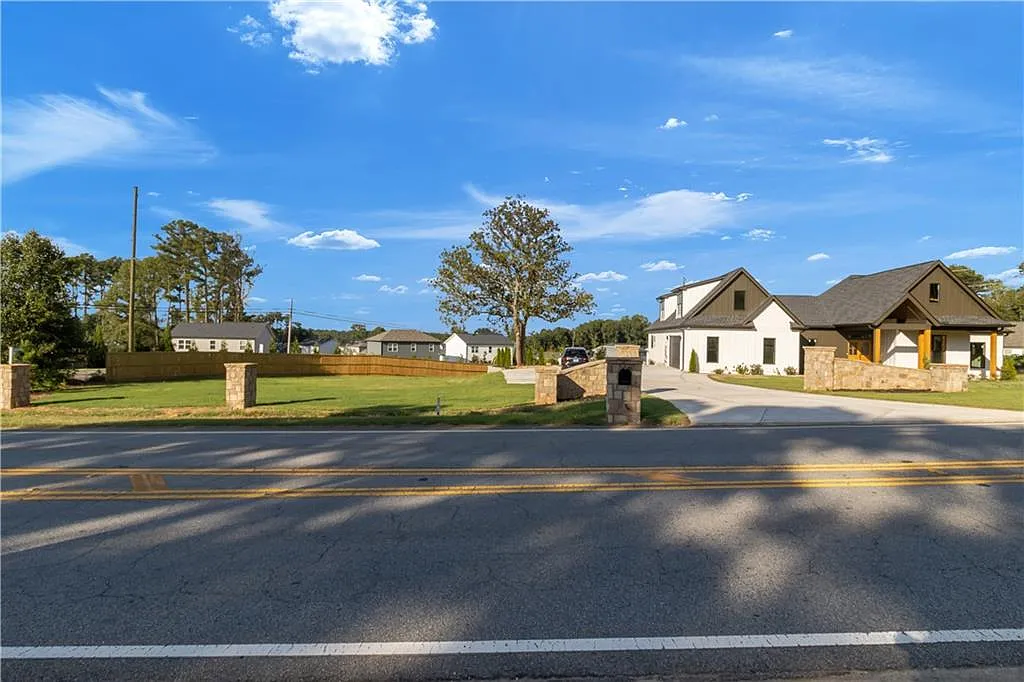 5 bed, 3.0 bath, 3063 sqft, $4,000 — Photo 2