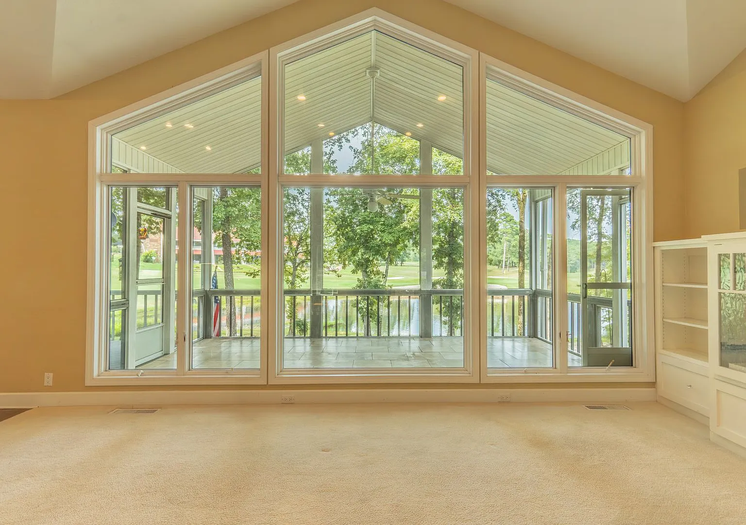 Spacious 3 Bedroom/2 Bath with a view of Balboa golf course. — Photo 3