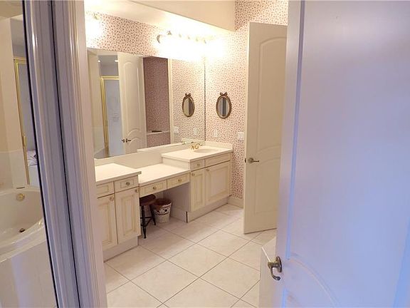 4th image of 560 El Camino Real APT 1103