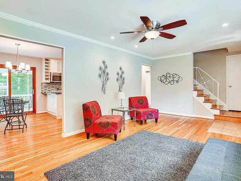 8475 Thames St — Photo 4