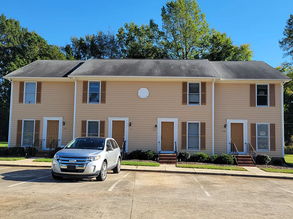 1608 Village Lake Dr