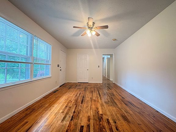 3rd image of 1112 Ridge Dr