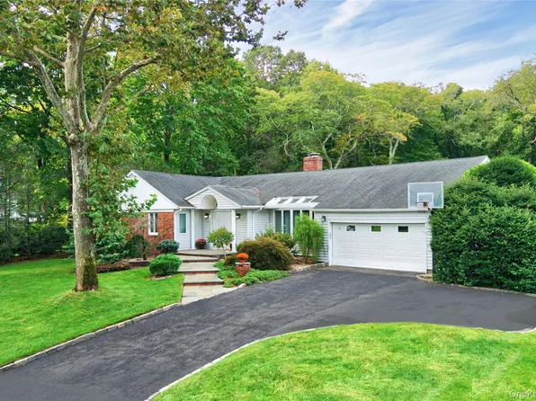 14 Maplewood Lane, East Hills, NY 11576