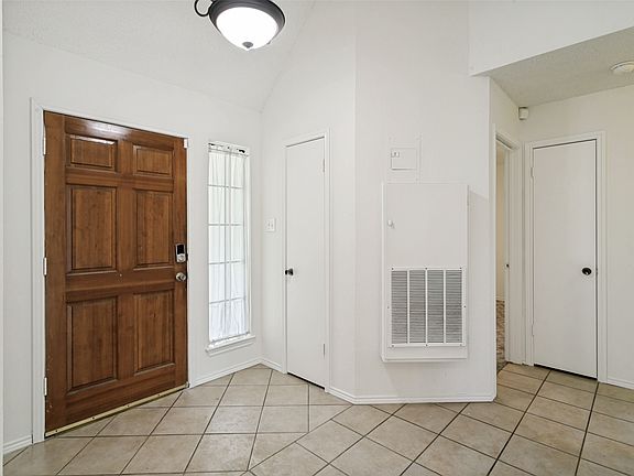 3rd image of 2813 Creekwood Ln