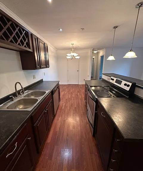 991 Manor Ln — Photo 4