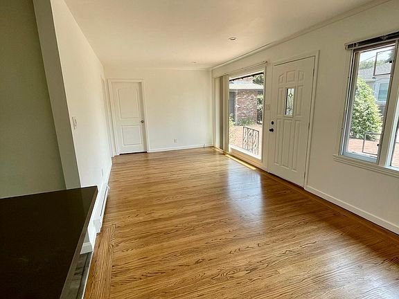 5th image of 44 Oakwood Dr