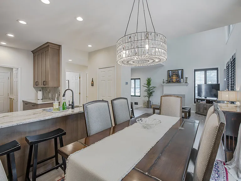 300 Stratford Ln #300 — Photo 38