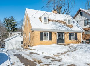 5823 Waterbury Cir, Des Moines, IA 50312