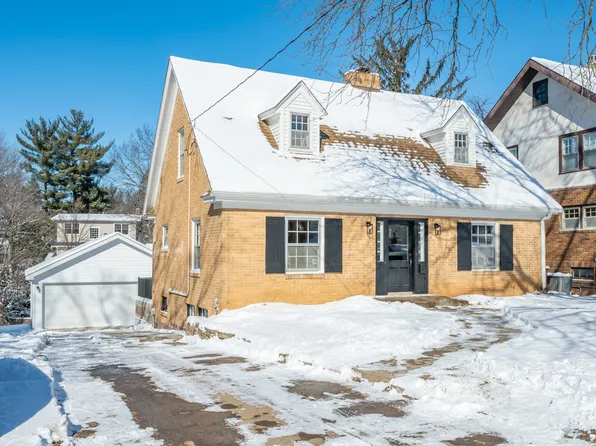 5823 Waterbury Cir, Des Moines, IA 50312
