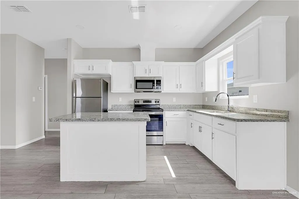 3 bed, 2.0 bath, 1100 sqft, $1,300 — Photo 4