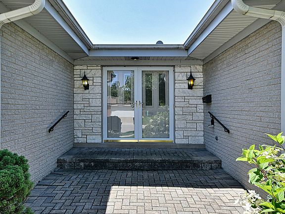 3rd image of 2307 E Sherwood Rd