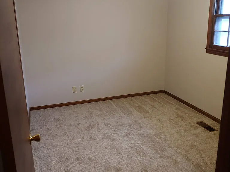 2104 S Broadway St — Photo 17
