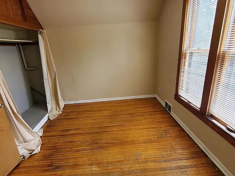 576 Bay St — Photo 7