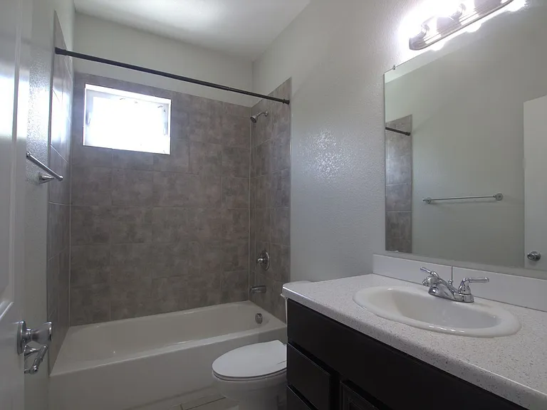 1601 Kimbark St #104 — Photo 4