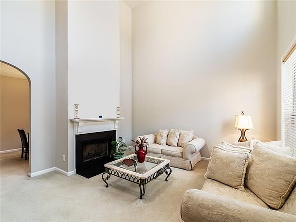4th image of 60 Oak Green Dr