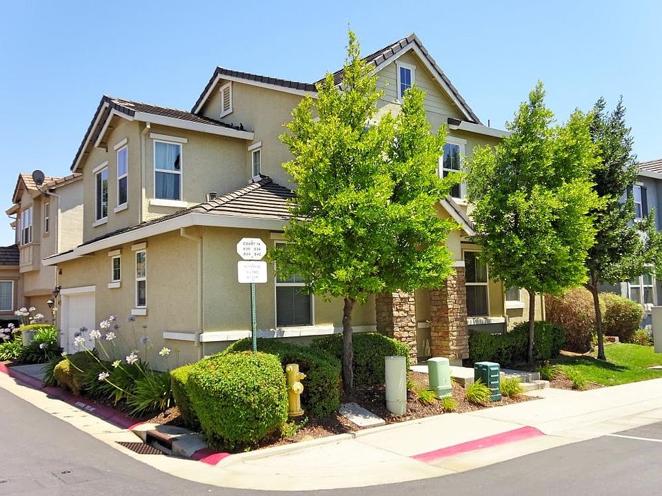 2nd image of 830 Courtyards Loop