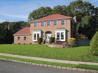 7 Timber Ridge Dr, Hauppauge, NY 11788