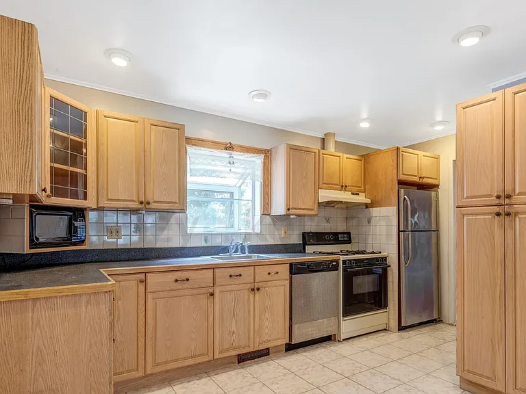 402 Mayer Ct #2 — Photo 3