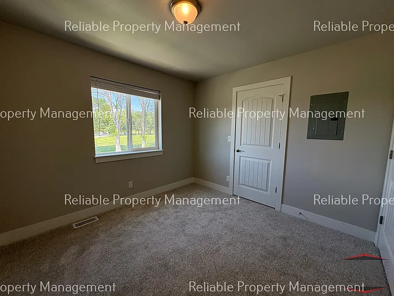 345 Jeremy Ln — Photo 9