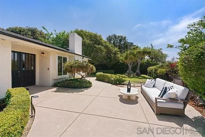 445 Avenida Primavera — Photo 23
