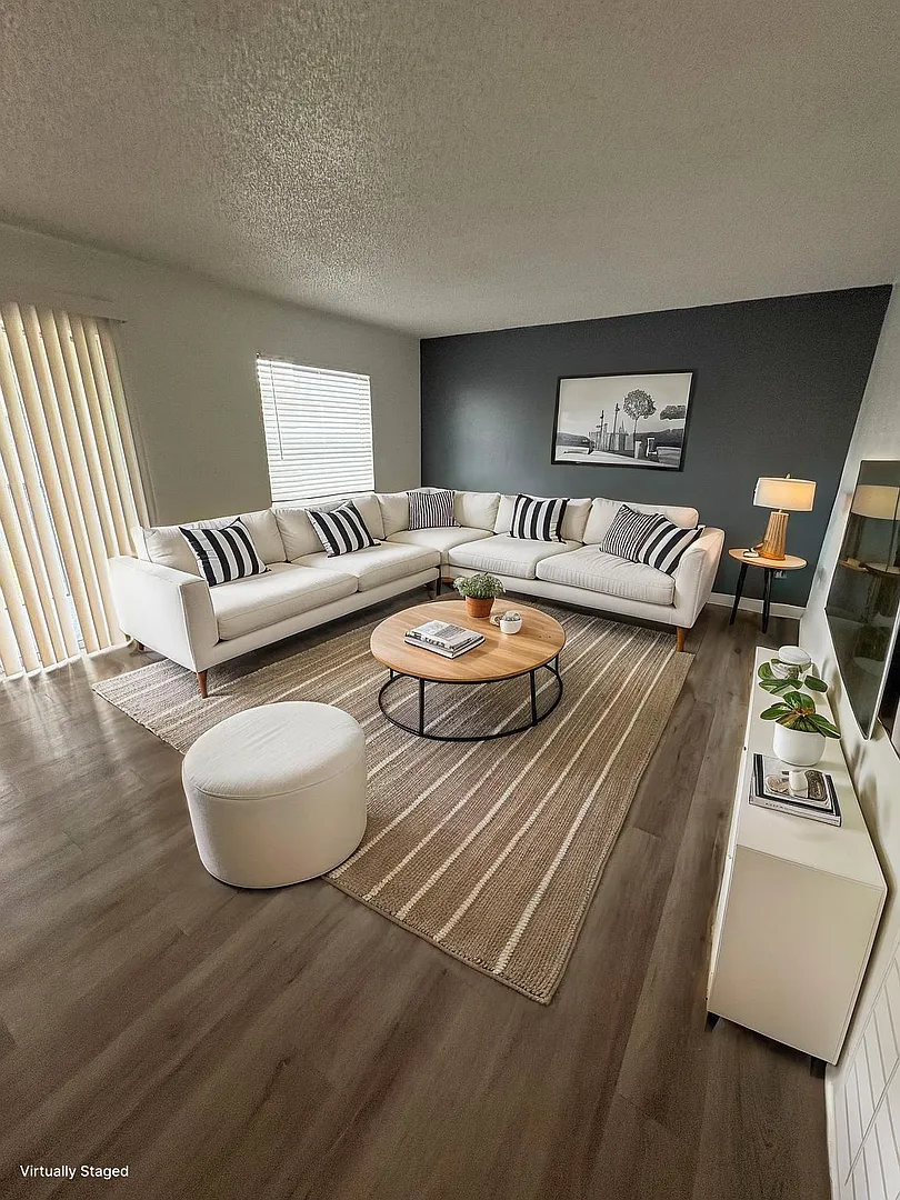 Stylish Condo 2 Beds and 1 Bath Near UCF with Resort-Style Amenities & Screened Patio! — Photo 2