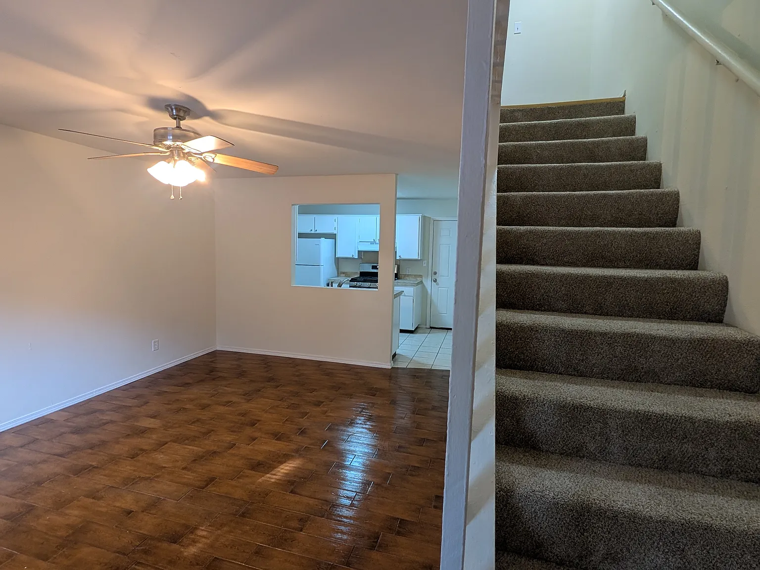 2 bed, 1.5 bath, 832 sqft, $895 — Photo 2