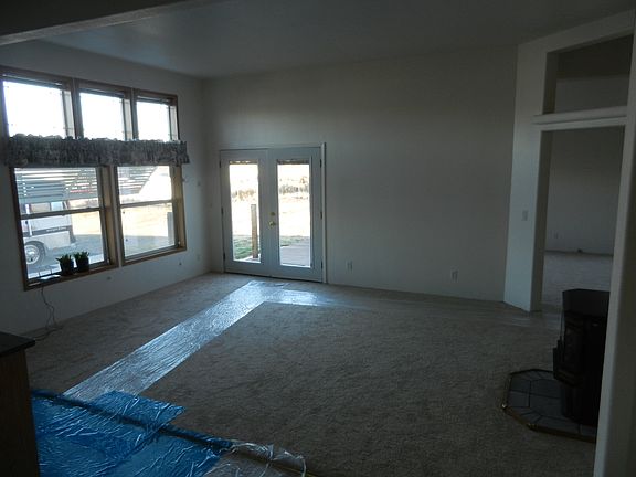 OPEN FAMILY ROOM OFF KITCHEN