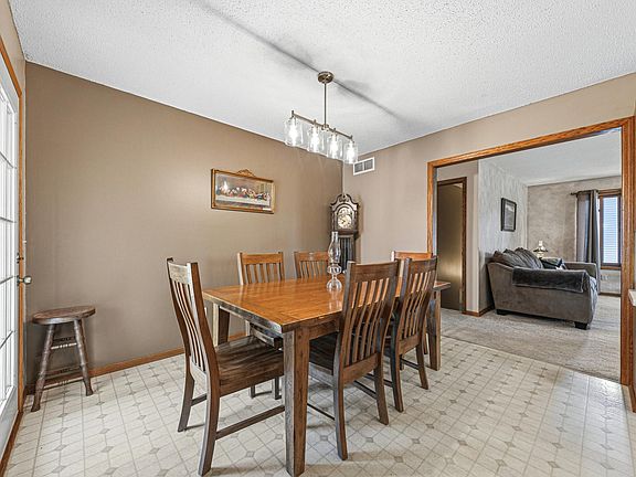 5th image of 526 Beaver St E