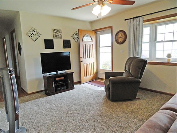 5th image of 213 Hilltop Ct