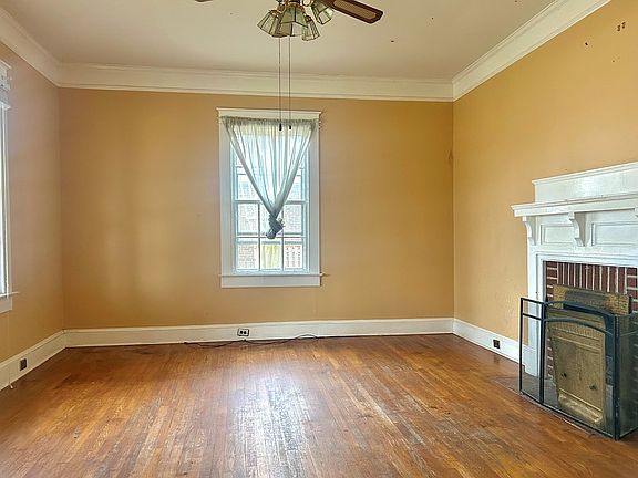 3rd image of 409 Bond Ave