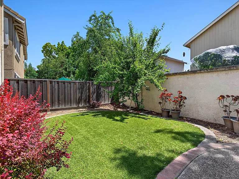 2056 Olivia Ct — Photo 33
