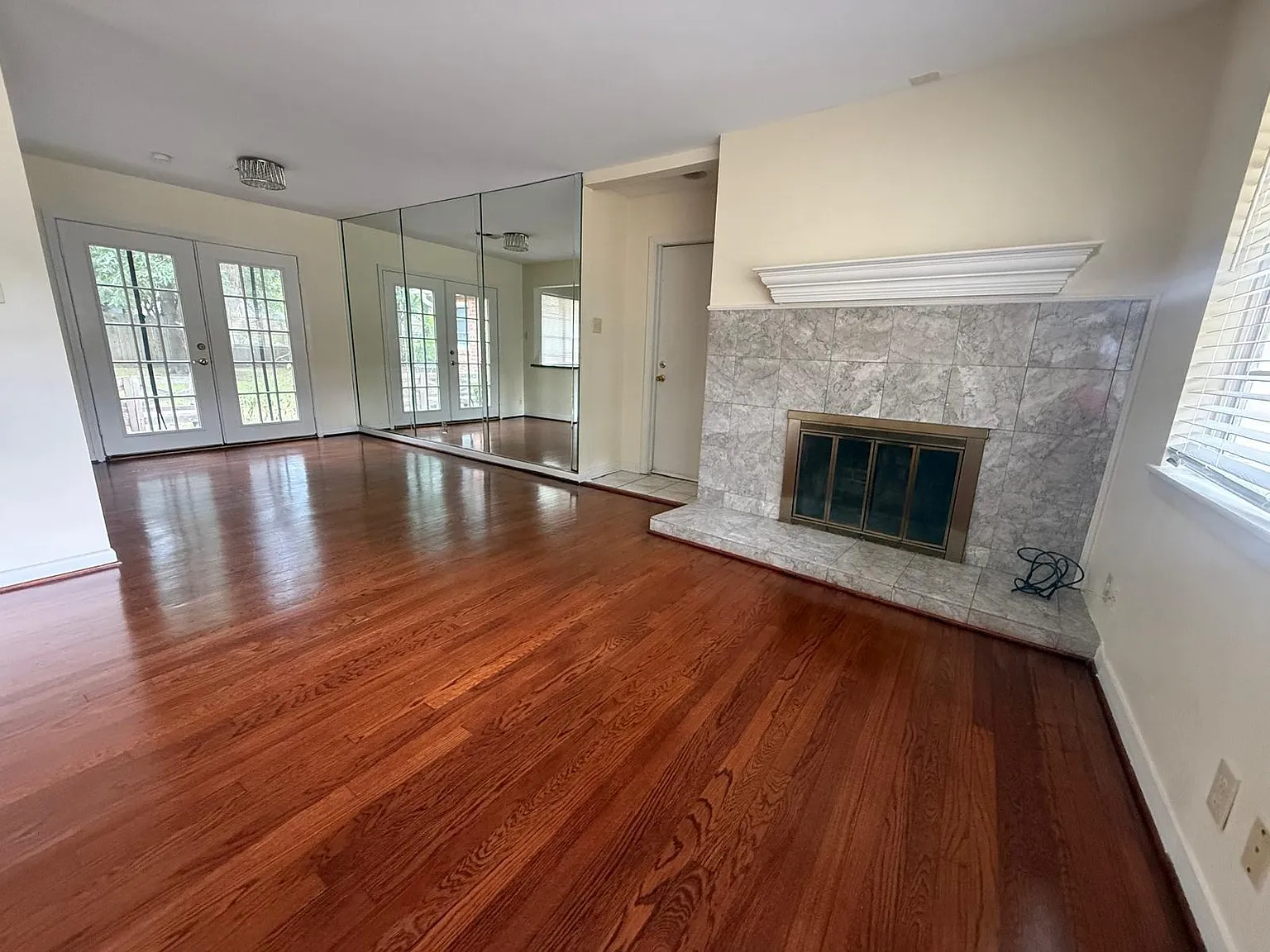 3 bed, 2.0 bath, 1352 sqft, $1,995 — Photo 2