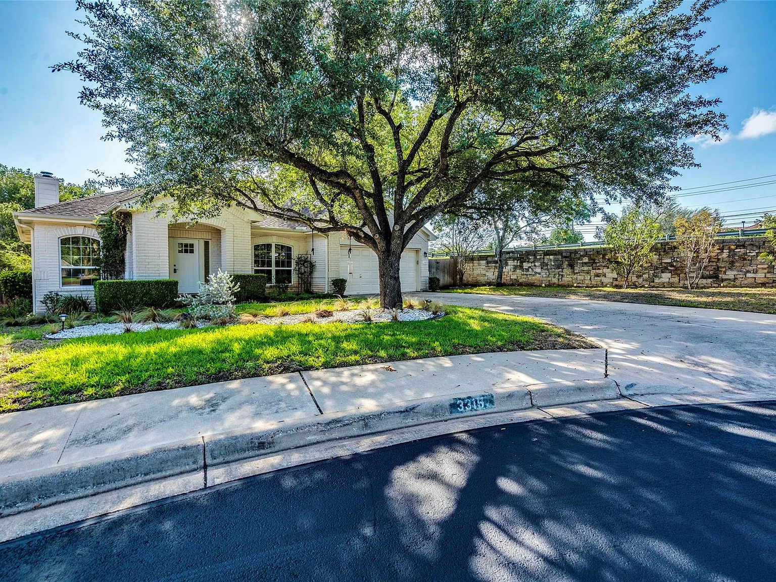 4 bed, 2.0 bath, 2377 sqft, $4,000 — Photo 4