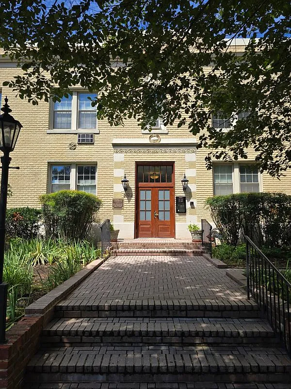 2 bed, 1.0 bath, 648 sqft, $2,200 — Photo 1