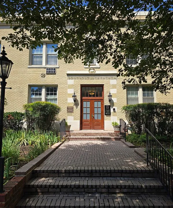 3022 Wisconsin Ave NW #201