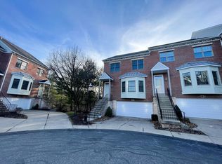 680 Highpointe Dr, Pittsburgh, PA 15220