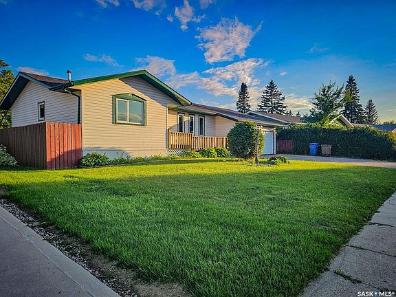 2nd image of 305 Churchill DRIVE