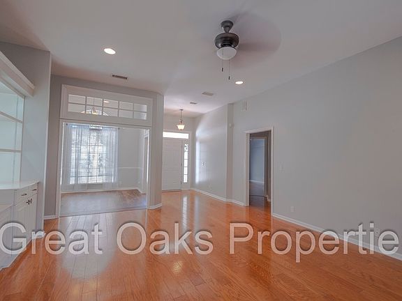 2nd image of 122 Hillcrest Ct