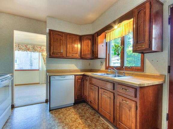 3rd image of 2485 Gisella Blvd