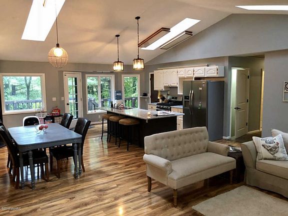 5th image of 8445 Ammerman Dr NE
