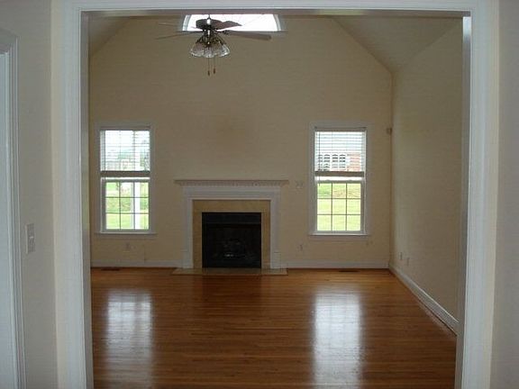 2nd image of 214 Edgebrook Dr