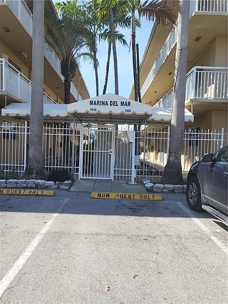 1st image of 1510 SE 15th St APT 204