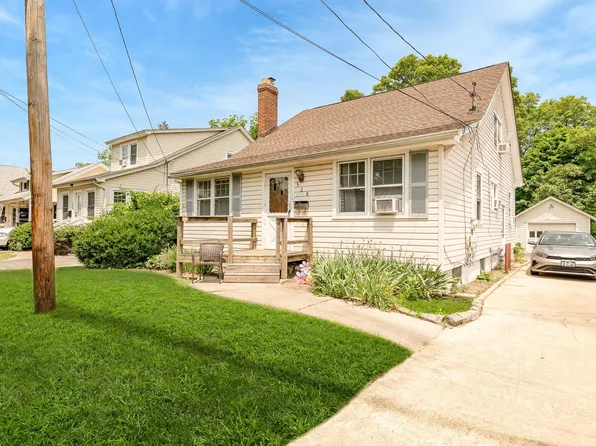 528 Washington Avenue, Lindenhurst, NY 11757